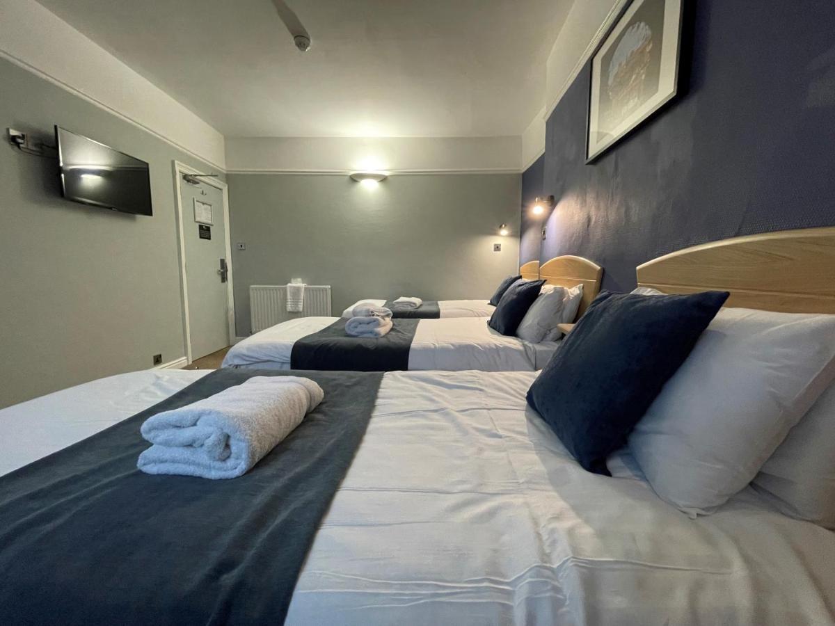 The George Hotel ويتبي المظهر الخارجي الصورة